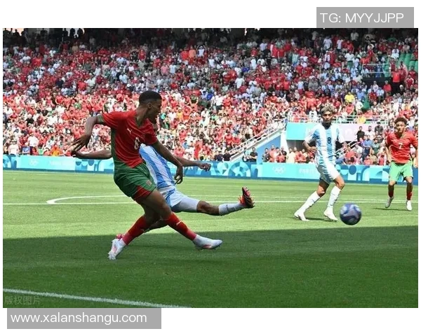 模仿足球巨星技巧挑战视频，带你体验球场上的高光时刻