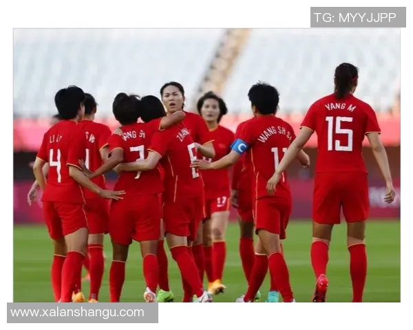 足球女球星联合亮相四人合影展示强大气场与实力魅力